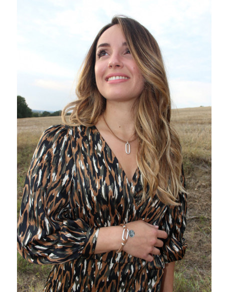 Collier cordon de cuir avec pendentif ovale